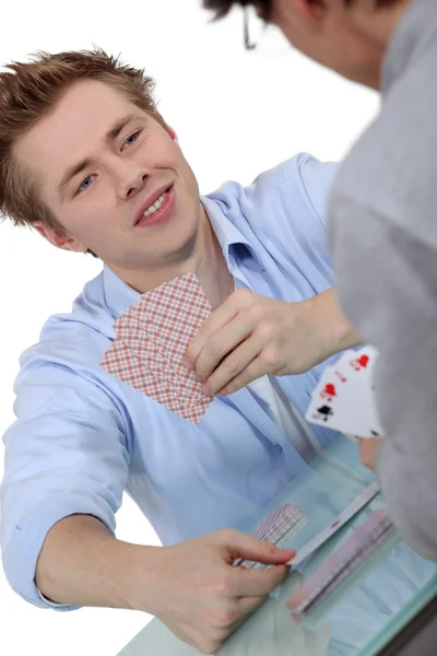 Zwei Männer beim Kartenspielen — Stockfoto