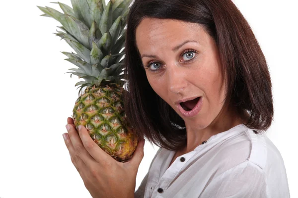 Retrato de uma mulher segurando um abacaxi — Fotografia de Stock