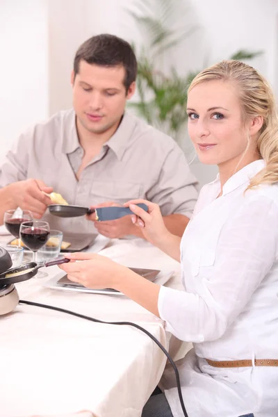 Paar eten een raclette — Stockfoto