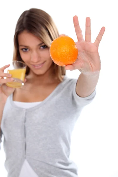 Donna con succo d'arancia — Foto Stock