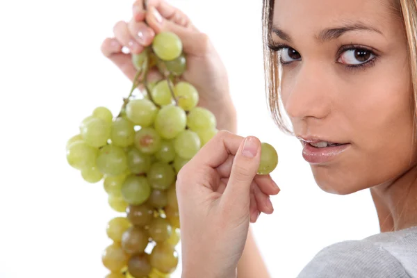女人吃葡萄 — 图库照片