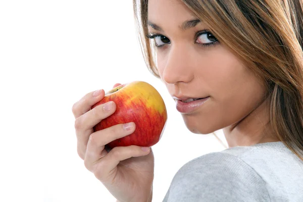 Mladá žena drží jablko — Stock fotografie
