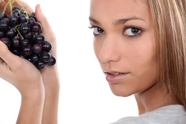 Женщина держит виноград — стоковое фото