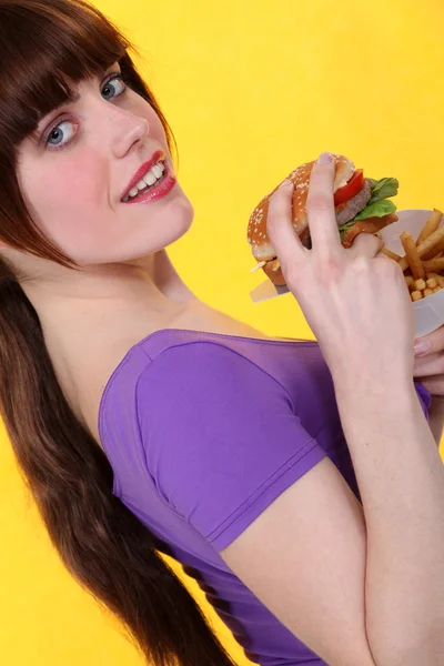 Imagem oblíqua da menina com hambúrguer — Fotografia de Stock
