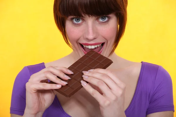 チョコレートを食べるグルマン女 — ストック写真
