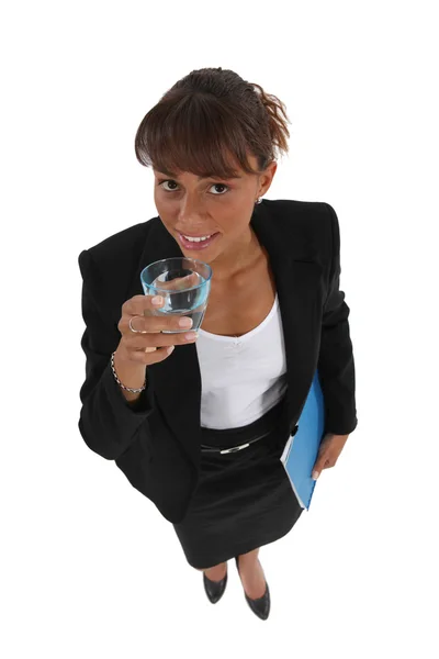 水のガラスを飲む女性実業家 — ストック写真