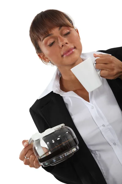 Жінка пахне ранковою кавою — стокове фото