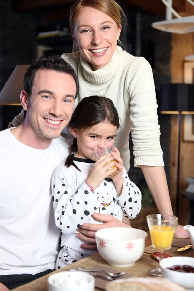 Família desfrutando de café da manhã juntos — Fotografia de Stock