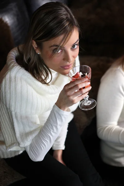 ワインを飲んでいる若い女性は — ストック写真