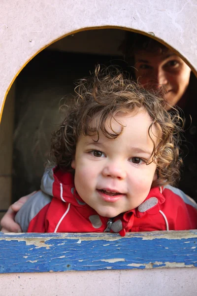 Een jong kind spelen in de speeltuin — Stockfoto