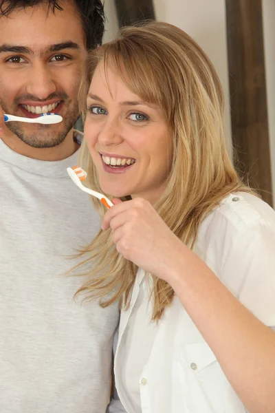 Casal escovar os dentes — Fotografia de Stock