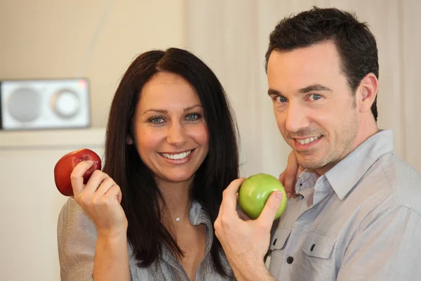 Casal comer maçãs — Fotografia de Stock