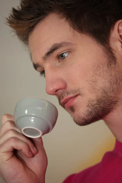 Задумчивый человек пьет чашку кофе — стоковое фото