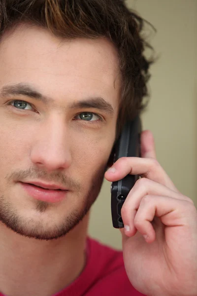 Detailní záběr mladého muže s mobilní telefon — Stock fotografie