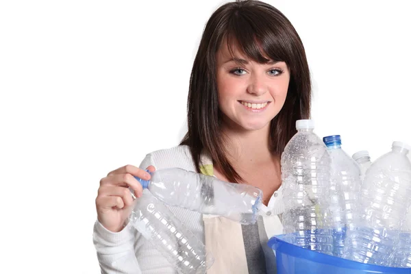 Femme rassemblant des bouteilles en plastique — Photo