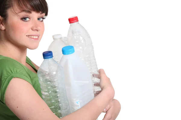 Mulher prestes a reciclar garrafas de plástico — Fotografia de Stock