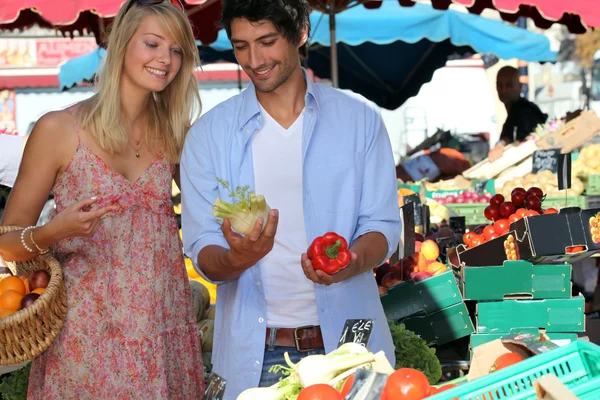 Casal compra de legumes — Fotografia de Stock