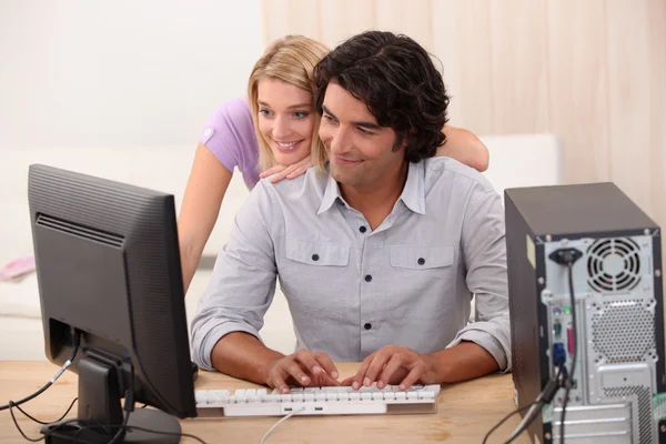 Человек чинит компьютер для привлекательной блондинки — стоковое фото