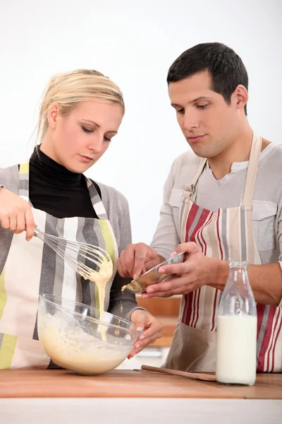 Pareja preparación receta —  Fotos de Stock