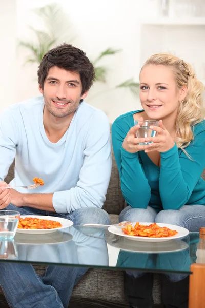 Junges Paar isst Ravioli — Stockfoto