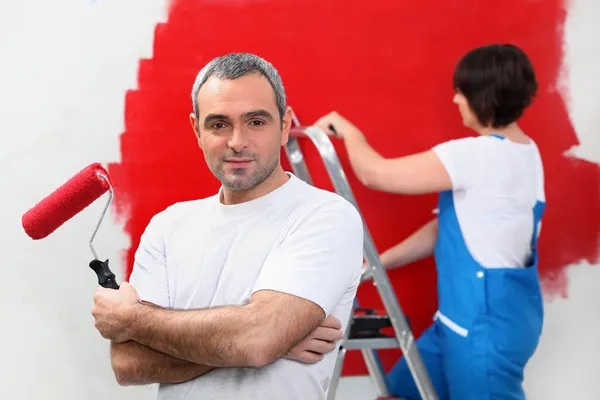 Couple peinture mur rouge — Photo