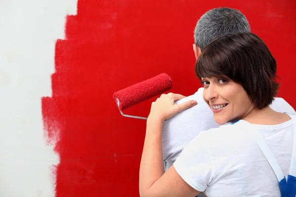 벽을 빨간색으로칠 하는 부부 — 스톡 사진