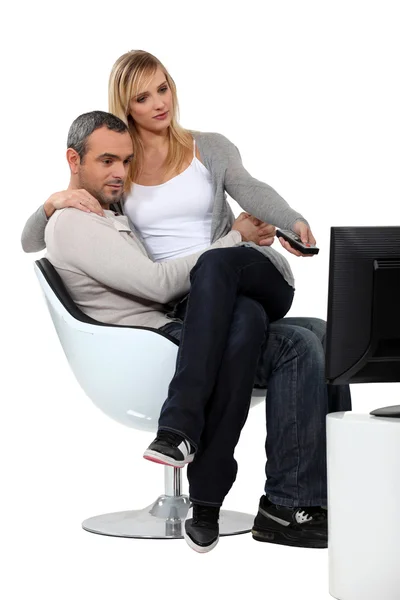 Couple watching television — Stock Photo, Image