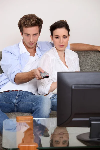 Casal na frente da TV — Fotografia de Stock