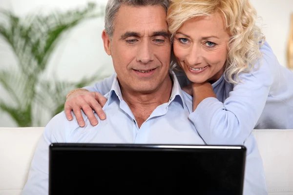 Manželský pár, surfování na internetu spolu — Stock fotografie