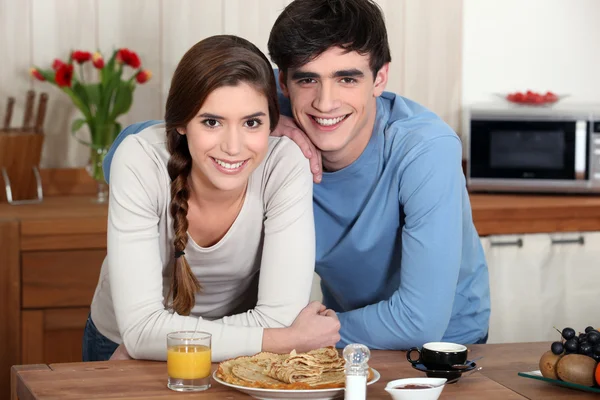 Πορτρέτο του νεαρό ζευγάρι στην κουζίνα新鮮なコーヒーの穀物上にトカゲ — Φωτογραφία Αρχείου