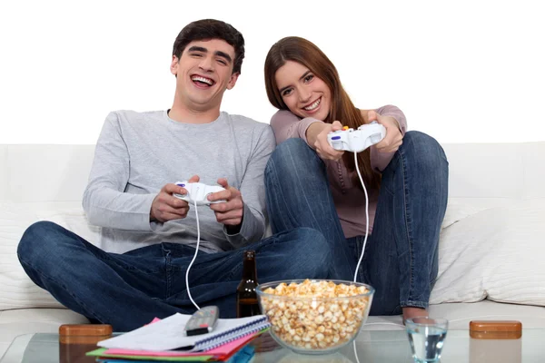 年轻夫妇玩视频游戏 — 图库照片