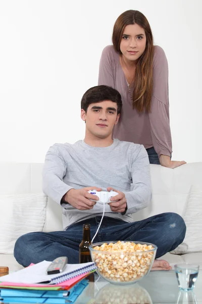 Homem sendo estudos de distração por videogames — Fotografia de Stock