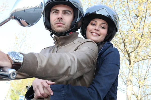 Casal na motocicleta — Fotografia de Stock