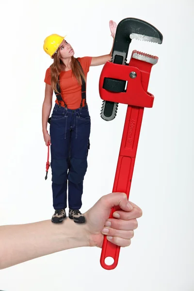 Zusammensetzung einer Frau mit einem verstellbaren Schraubenschlüssel — Stockfoto