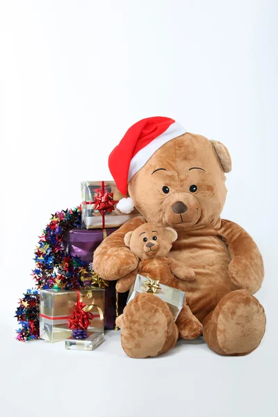 Nalle omgiven av julklappar — Stockfoto