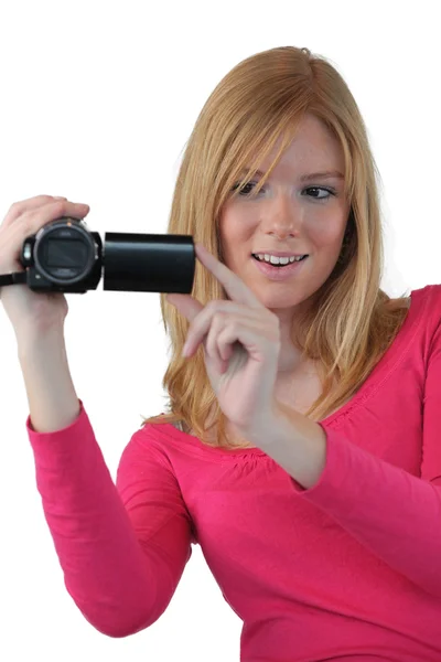 Mulher segurando câmera de vídeo compacta — Fotografia de Stock