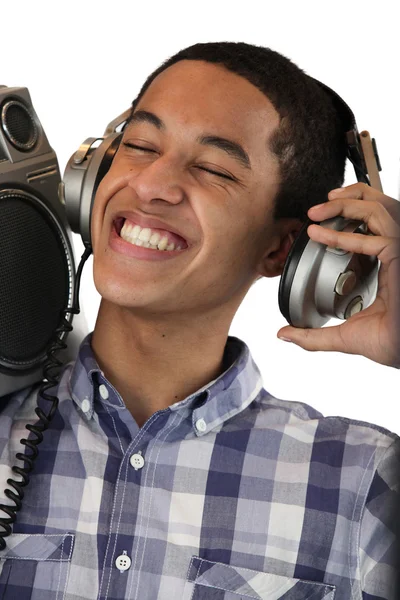 Menino ouvindo música em seus fones de ouvido — Fotografia de Stock