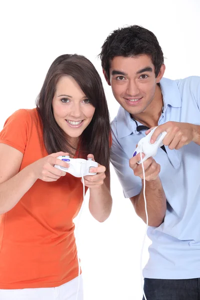 Jovem casal jogando um jogo de vídeo — Fotografia de Stock