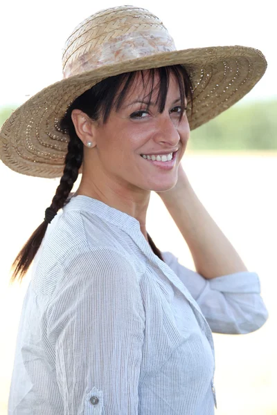 Bruna donna con cappello — Foto Stock
