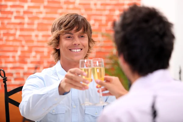 Männer mit einem Glas Champagner — Stockfoto