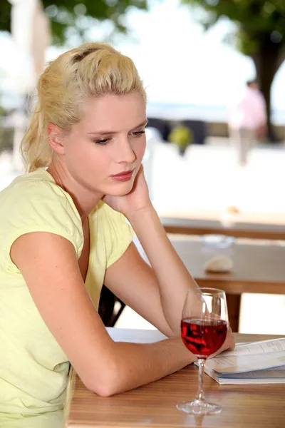 Vrouw op het terras met een glas wijn — Stockfoto