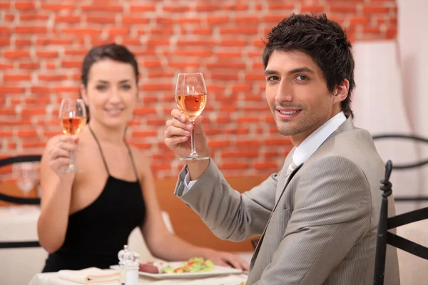 Par att ha en måltid på en fin restaurang — Stockfoto
