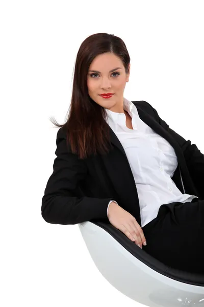 Elegante zakenvrouw zittend in een stoel — Stockfoto