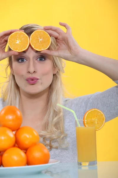 Жінка зі скибочками апельсина на лобі — стокове фото