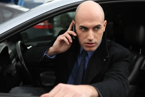 Hombre con teléfono móvil en coche —  Fotos de Stock