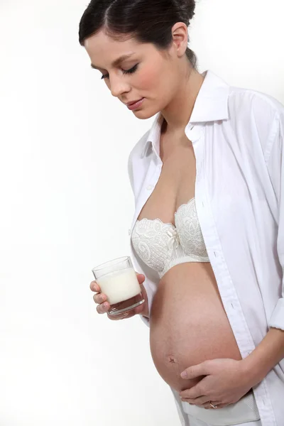 Mulher loira grávida com copo de leite — Fotografia de Stock