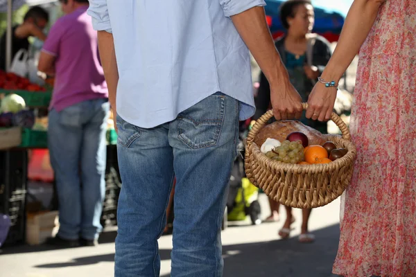 市集购买水果的年轻夫妇 — 图库照片