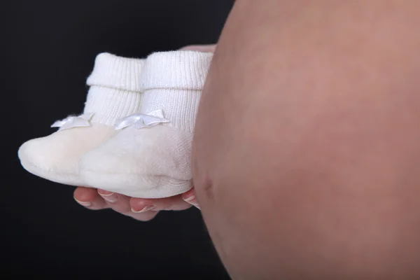 Kobieta w ciąży stał się buty dla niemowląt — Zdjęcie stockowe
