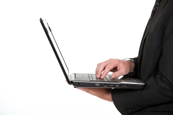 Бізнесмен, що вводить на клавіатурі ноутбука — стокове фото