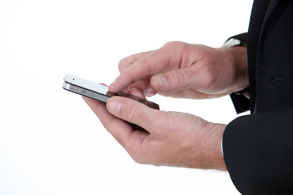 Чоловіча рука тримає мобільний телефон — стокове фото